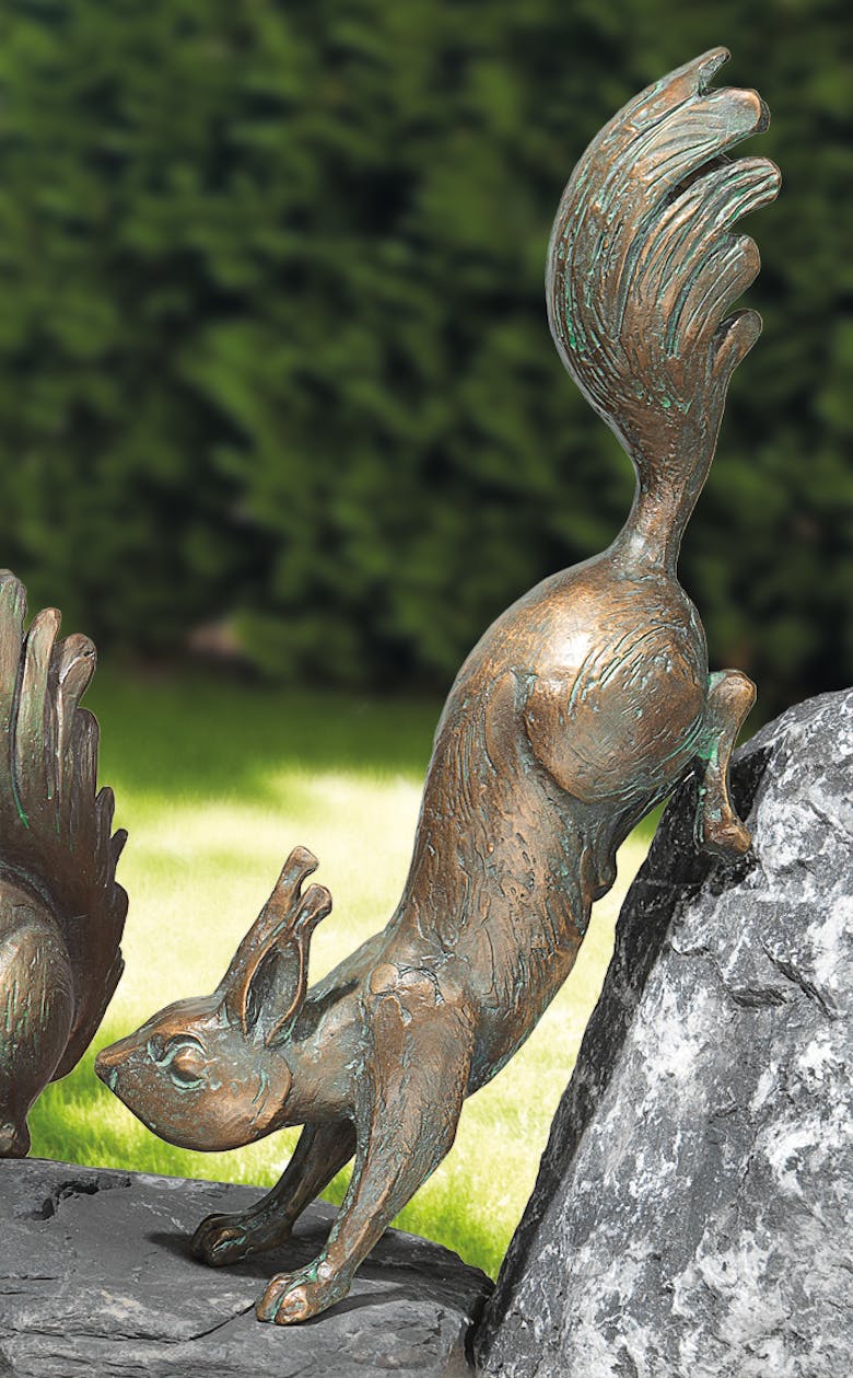 Bronzefigur Eichhörnchen kopfüber von Atelier Strassacker