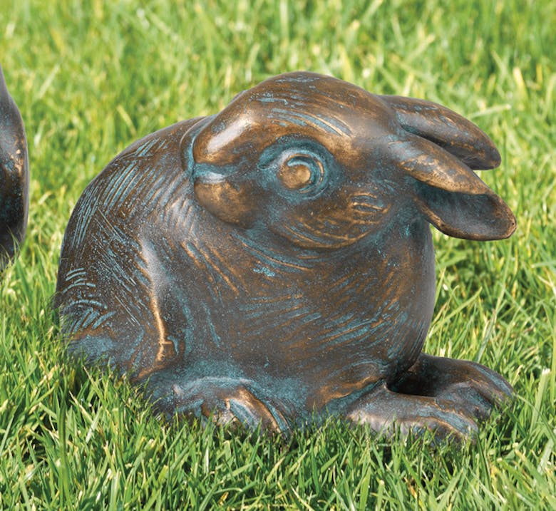 Bronzefigur Kaninchen kauernd von Atelier Strassacker