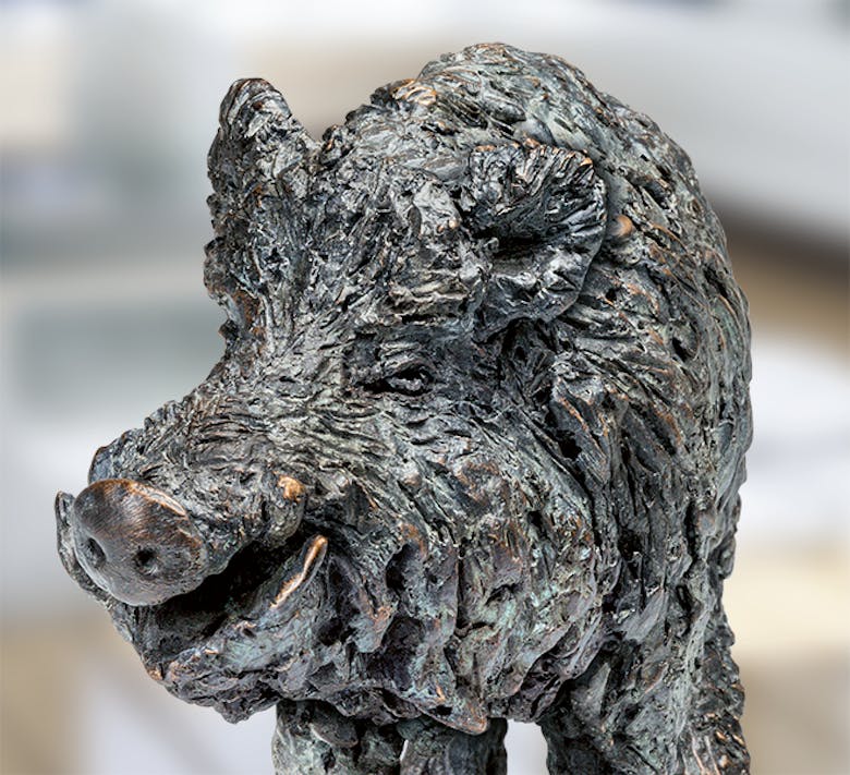 Bronzefigur »Keiler, stehend« von Gabriele Haslinger
