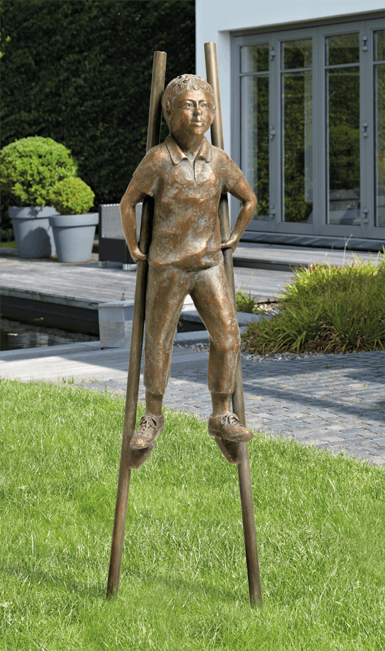 Bronzefigur Stelzenläufer von Klaus Gehlen