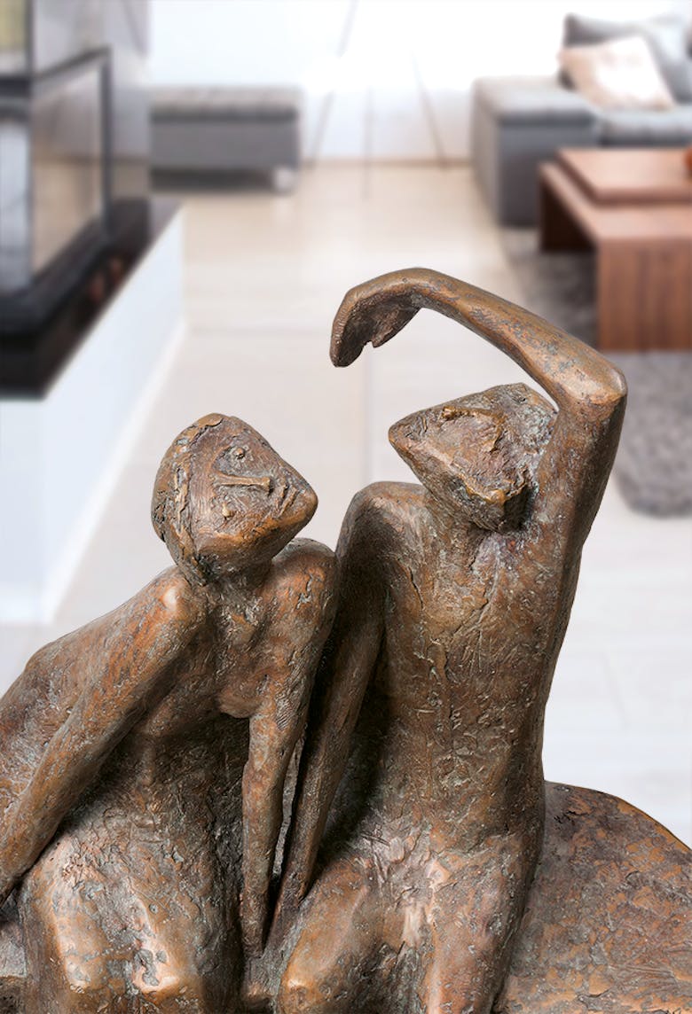 Bronzeskulptur-Paar-auf-Bank