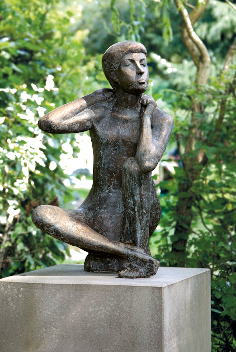 Bronzefigur Sitzender Junge von Otto Sonnleitner