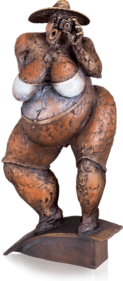 Bronzefigur Touristin von Roucka