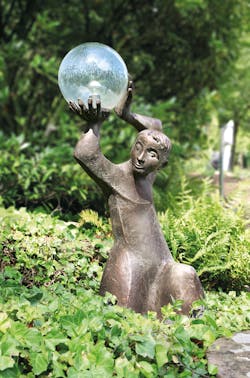 Bronzefigur Lichtträger von Emil Jo Homolka