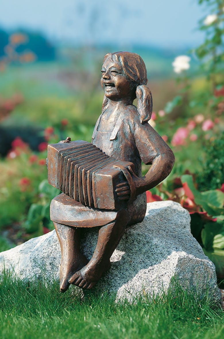 Bronzefigur Harmonikaspielerin von Theophil Steinbrenner