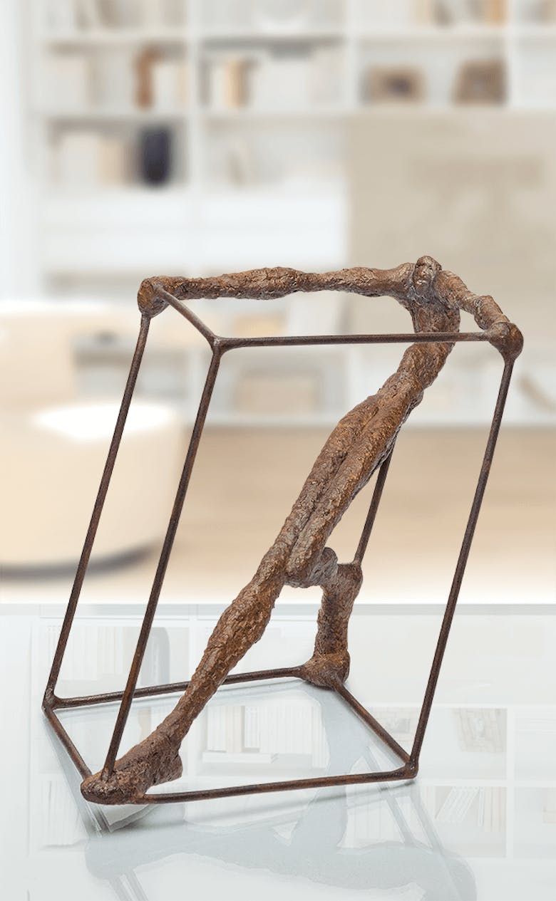 Bronzefigur »Figur im Würfel« von Anette Mürdter