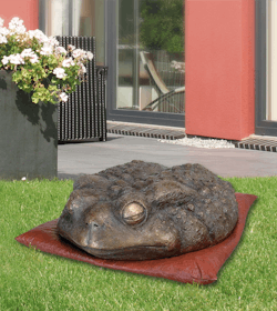 Bronzefigur Kröte auf Kissen von Guido Messer