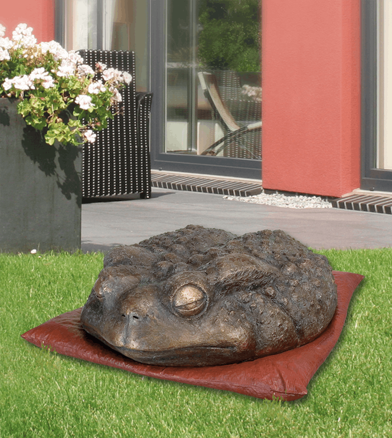 Bronzefigur Kröte auf Kissen von Guido Messer
