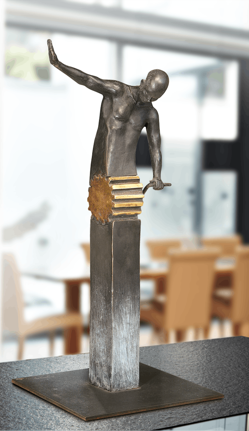 Bronzefigur Figur mit Zahnrad von Annie Jungers