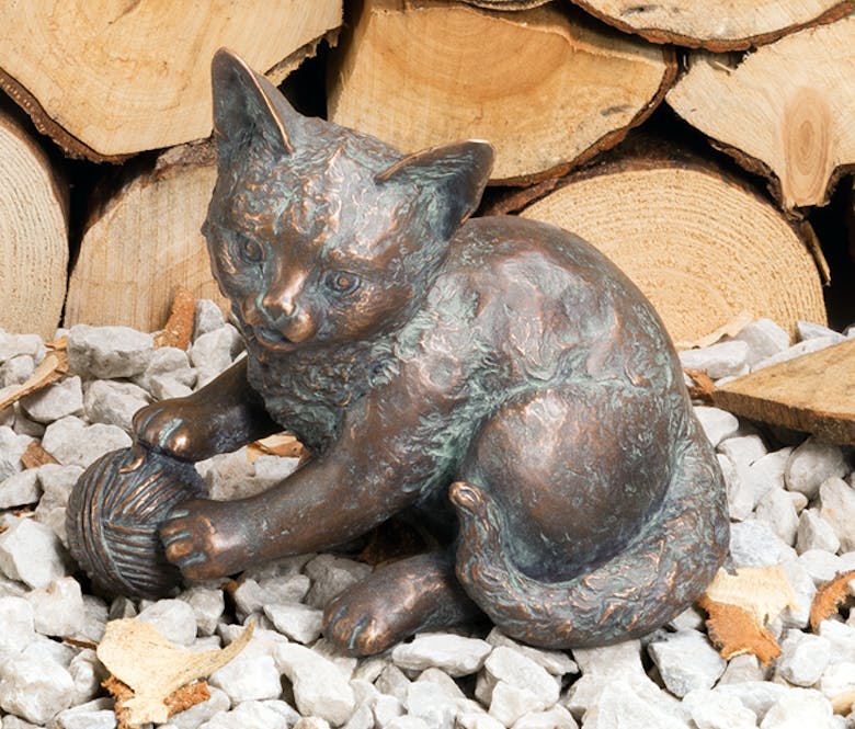 Bronzefigur Kätzchen spielend von Atelier Strassacker