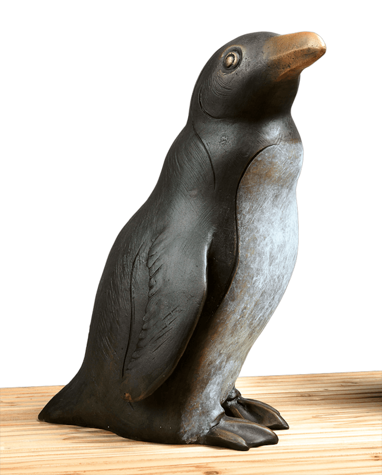 Bronzefigur Pinguin nach rechts blickend von Atelier Strassacker