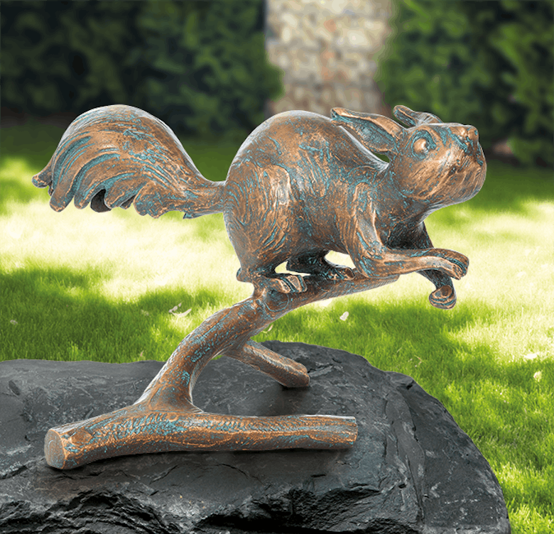 Bronzefigur Eichhörnchen auf Zweig von Atelier Strassacker
