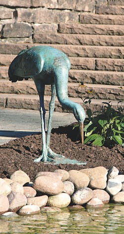 Bronzefigur Kranich, fressend von Erwin A. Schinzel