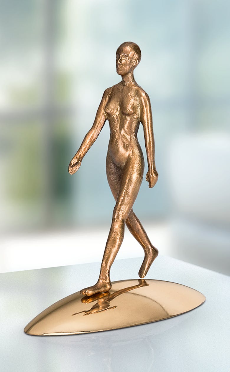 Bronzefigur Reflection of being (her) von Michal Trpák