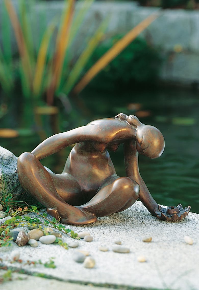 Bronzefigur Mädchen mit Blume von Théo Stuttgé