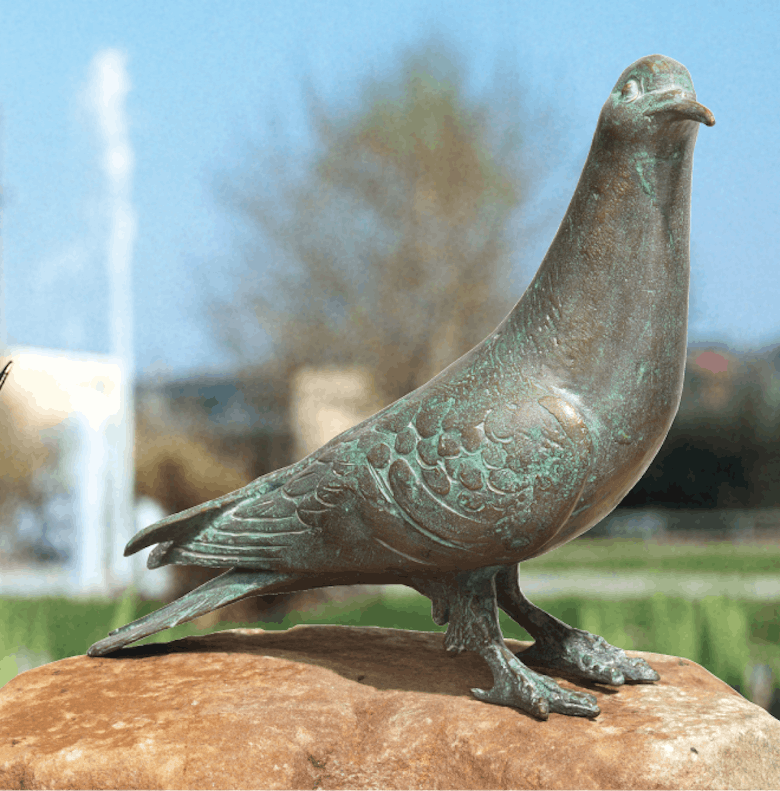 Bronzefigur Taube, stehend von Atelier Strassacker