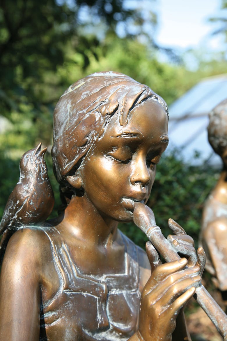 Bronzefigur Mädchen mit Flöte von Pawel Andryszewski