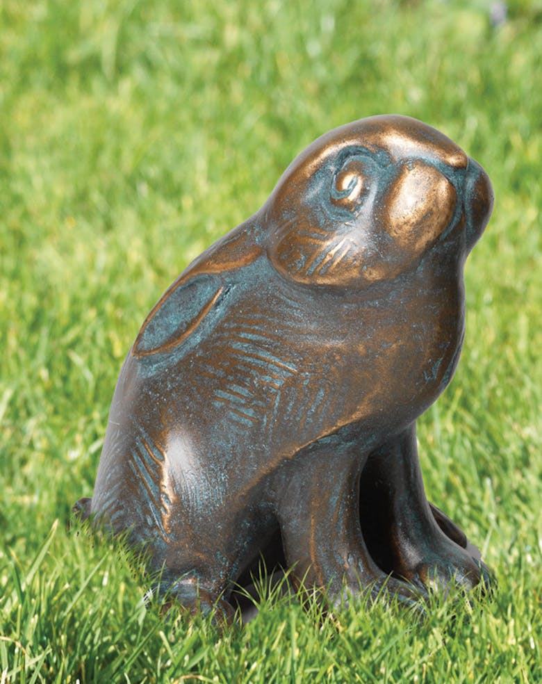 Bronzefigur Kaninchen, wachsam von Atelier Strassacker
