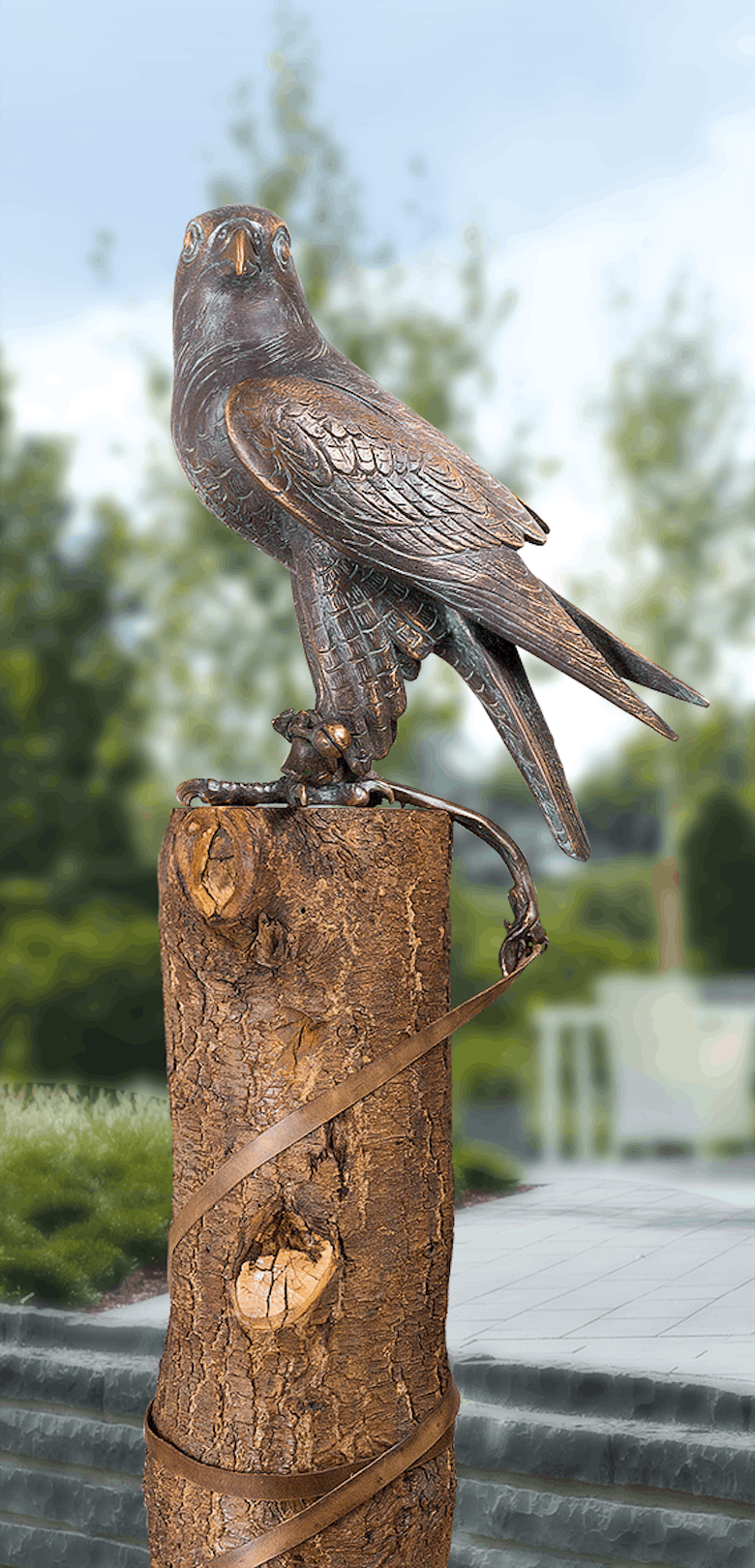 Bronzefigur Falke (mit 2,30 m langem Lederband) von Atelier Strassacker