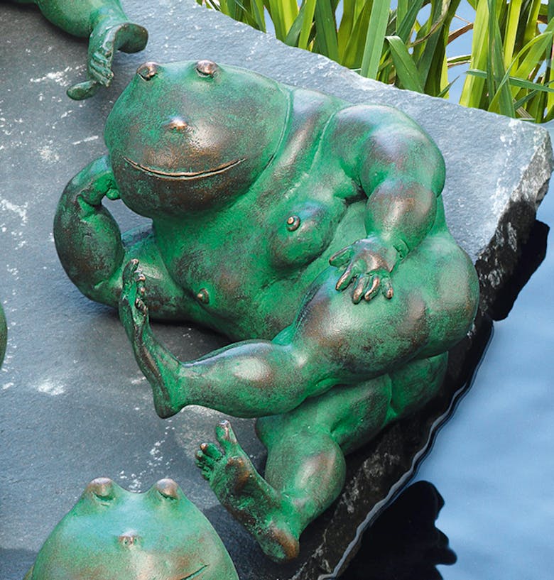 Bronzefigur Frosch "Martha, in Gedanken" von Atelier Strassacker