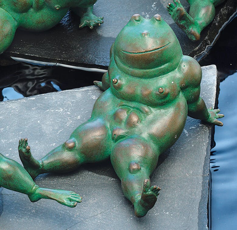 Bronzefigur Frosch "Fridas erster Frühling" von Atelier Strassacker