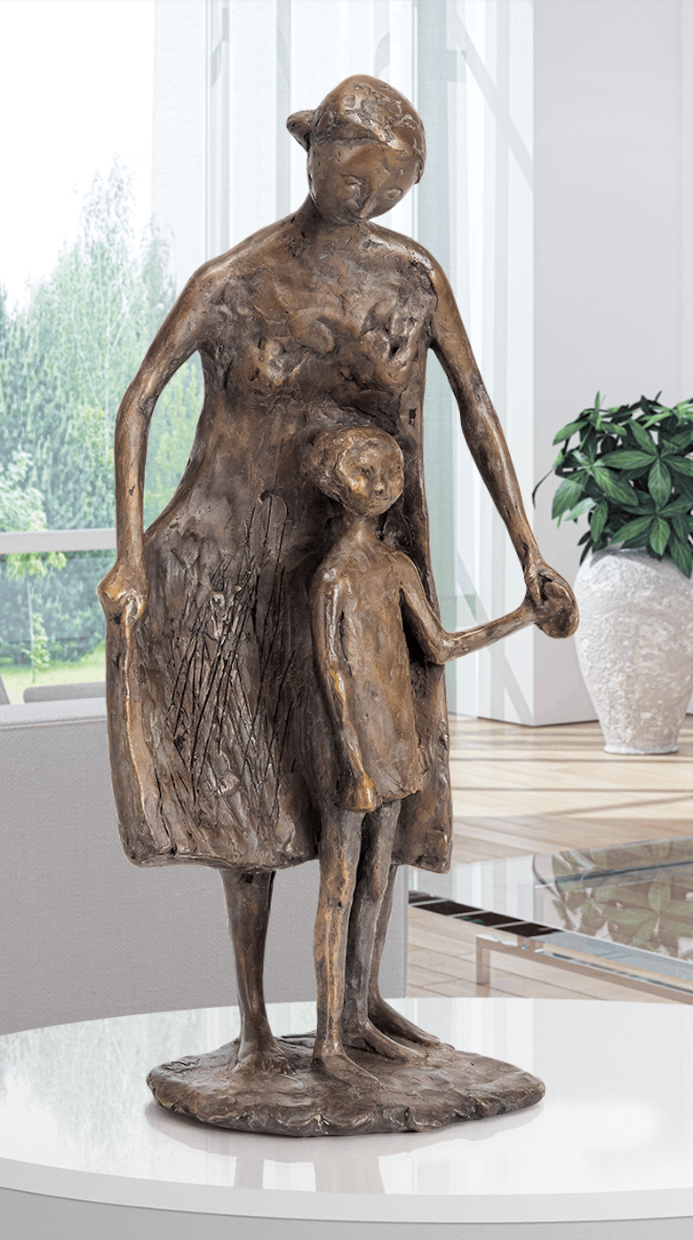 Bronzefigur Kind führende Frau von Manfred Welzel