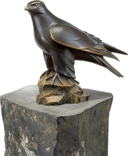 Bronzefigur Männlicher Gerfalke von Atelier Strassacker