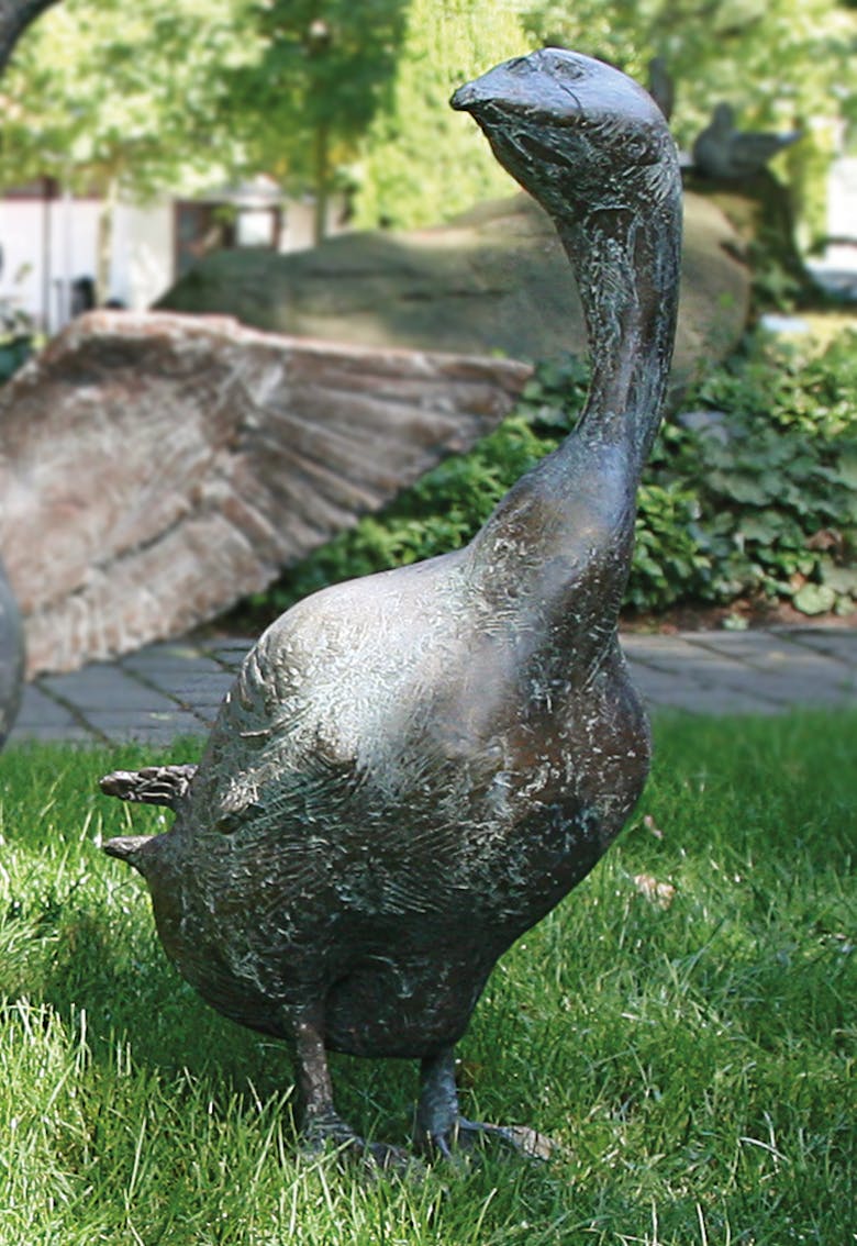 Bronzefigur Gans nach rechts blickend von Hans Nübold