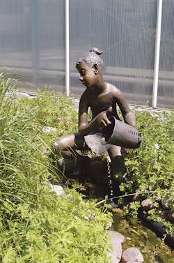 Bronzefigur Mädchen mit Eimer von Hans Huschka