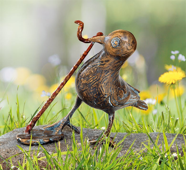 Bronzefigur Vogel mit Wurm von Atelier Strassacker
