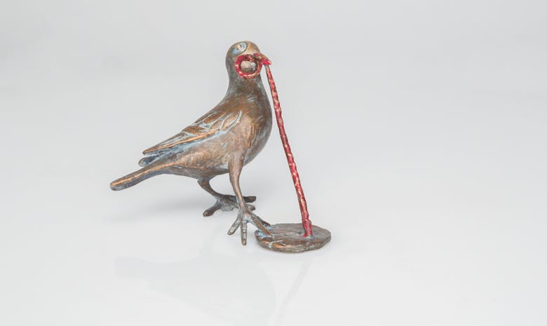 Bronzeskulptur – Vogel mit Wurm
