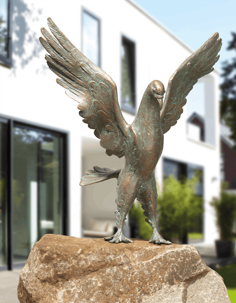 Bronzefigur Taube, landend von Atelier Strassacker