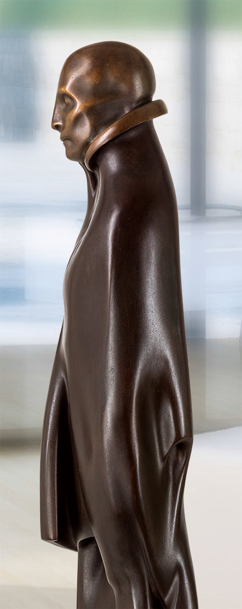 Bronzefigur Mensch mit Mantel von Giovannie de Angelis