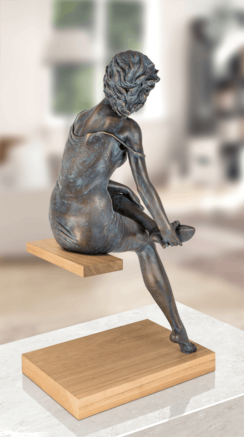 Bronzeskulptur-La-Scarpa-Frau