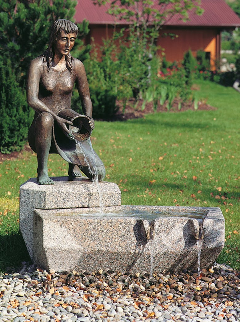 Bronzefigur Mädchen mit Eimer von Ernst Günzkofer