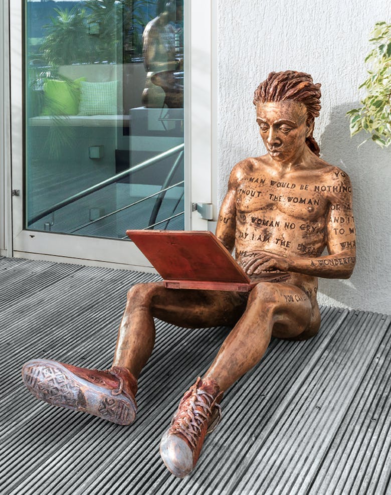 Bronzefigur Online Romance (Man) von Michal Trpak