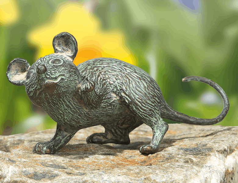 Bronzefigur Maus mit erhobener Pfote von Atelier Strassacker