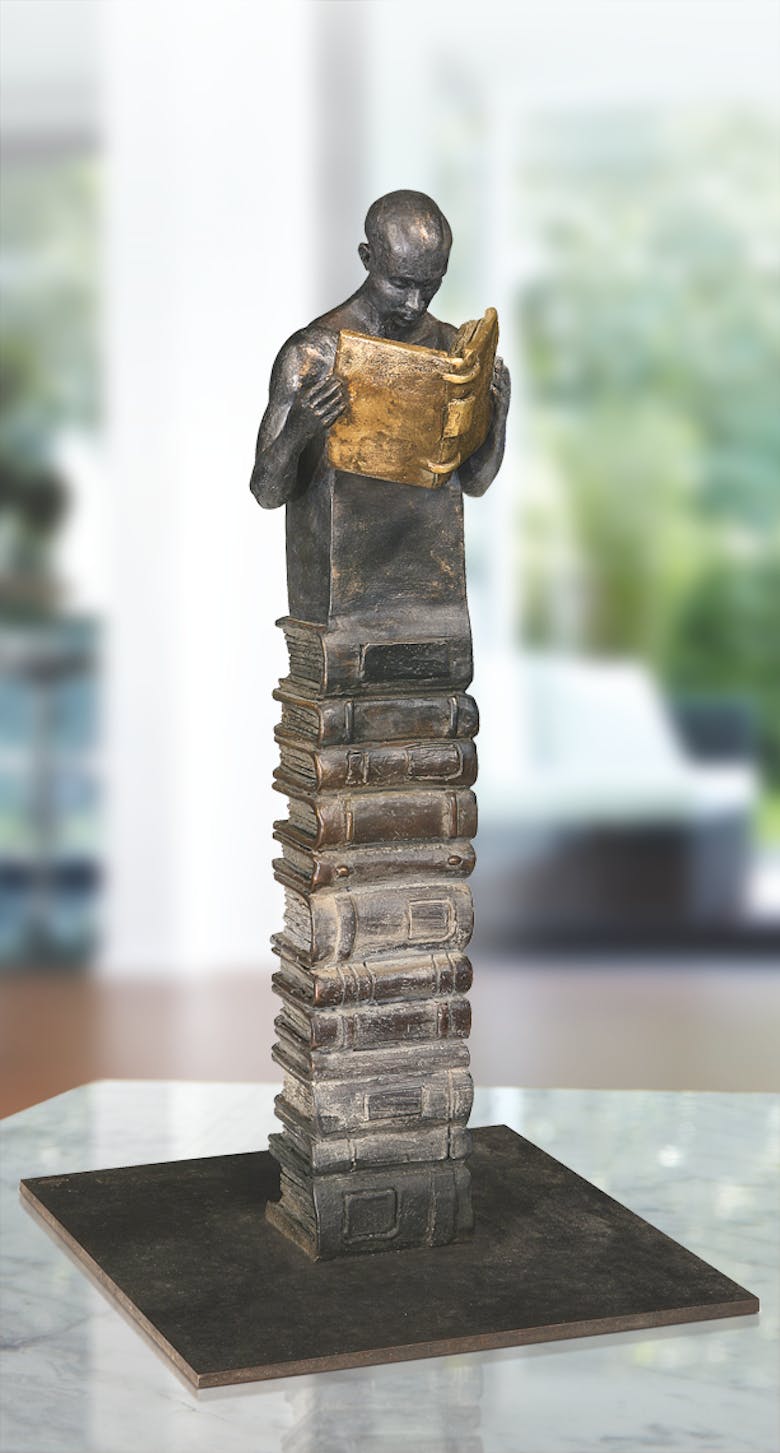 Bronzefigur Lesender auf Bücherstapel von Annie Jungers