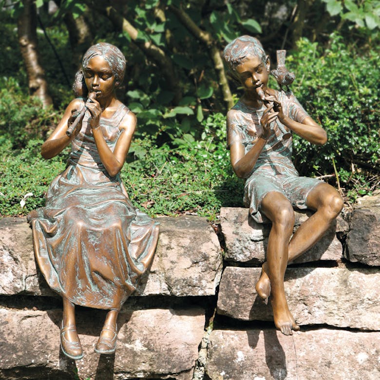 Bronzefigur Mädchen und Junge mit Flöte von Pawel Andryszewski