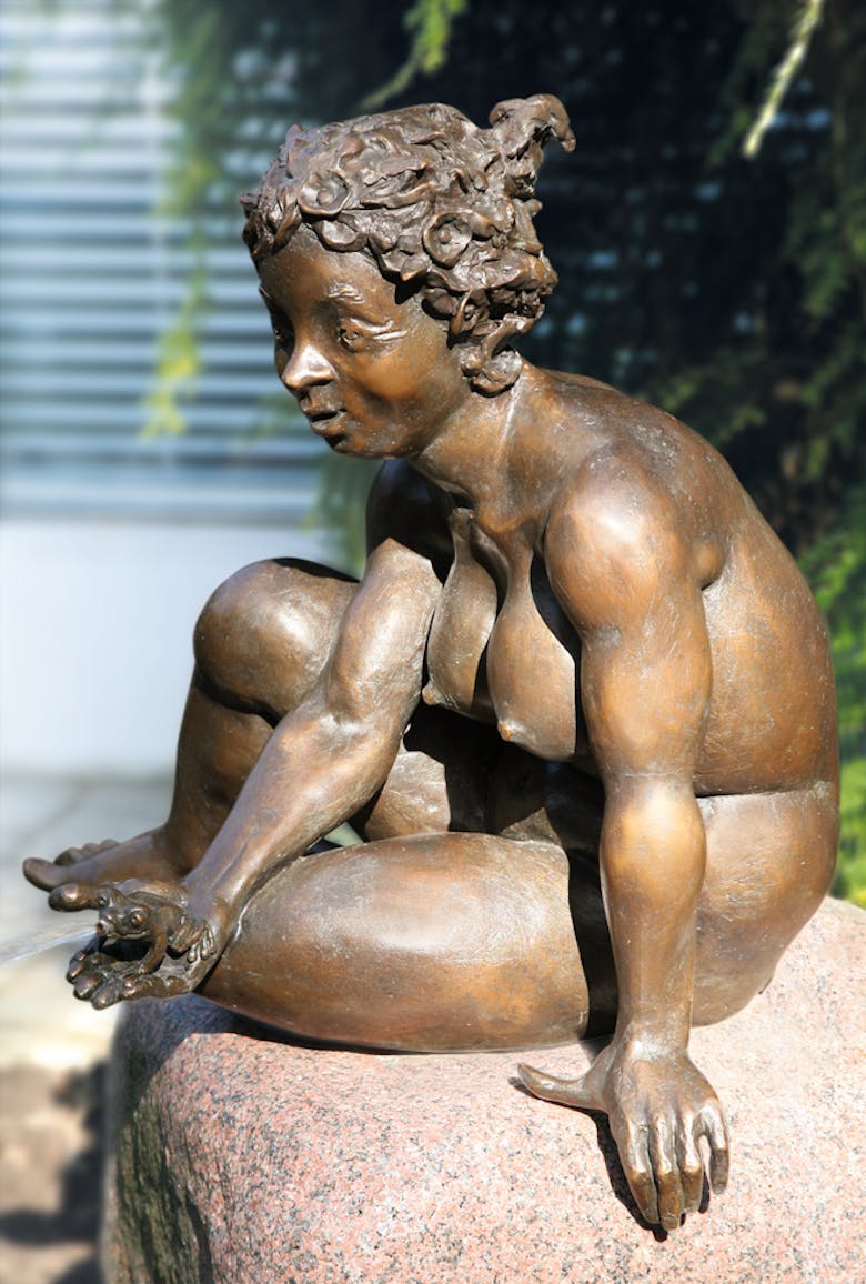 Bronzefigur Mädchen mit Frosch von Kurt Grabert