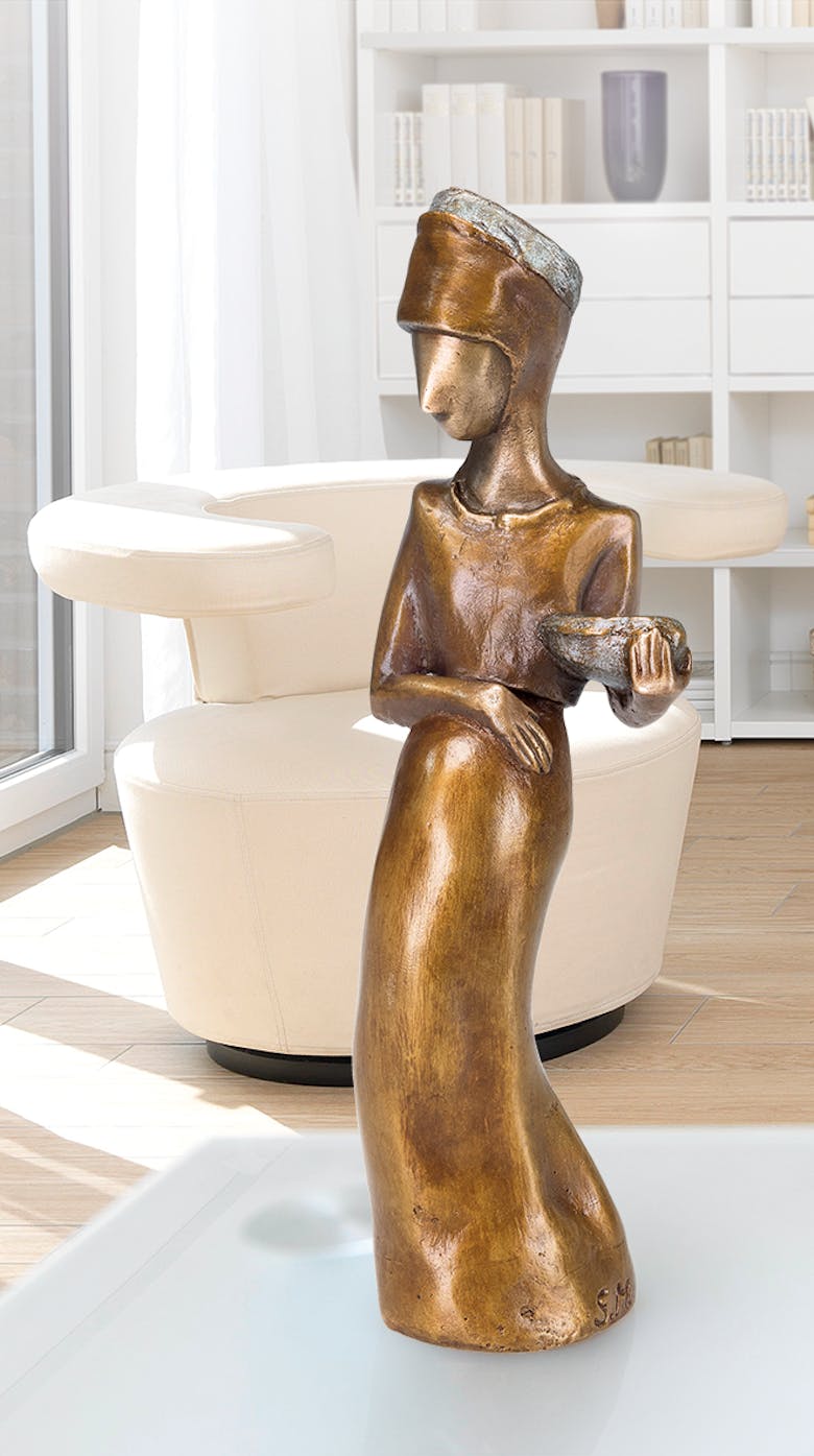 Bronzefigur Schwangere mit Korb von Sonja Marschner