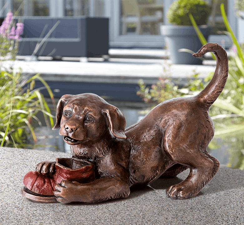 Bronzefigur Hund, spielend von Atelier Strassacker