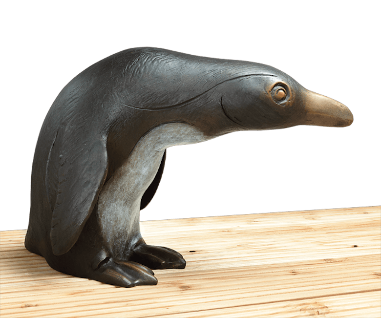 Bronzefigur Pinguin mit nach vorn gestrecktem Kopf von Atelier Strassacker