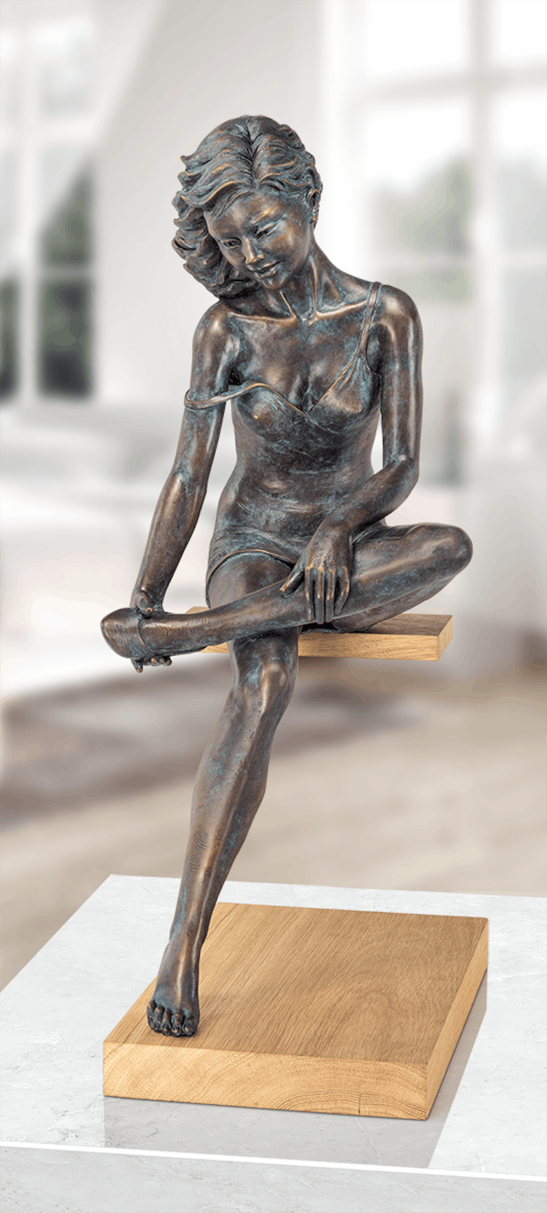Bronzeskulptur-La-Scarpa-Frau