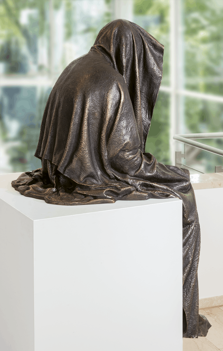 Bronzefigur Kantenhocker (braun) von Manfred Kielnhofer