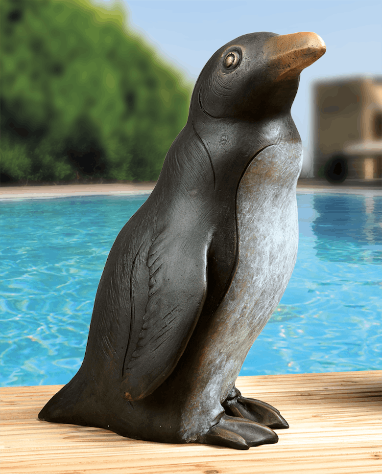 Bronzefigur Pinguin nach rechts blickend von Atelier Strassacker