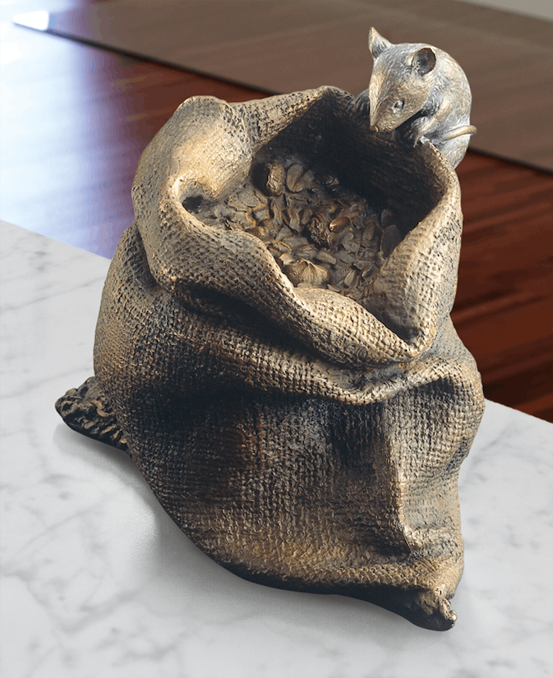 Bronzefigur Maus auf Körnersack von Atelier Strassacker