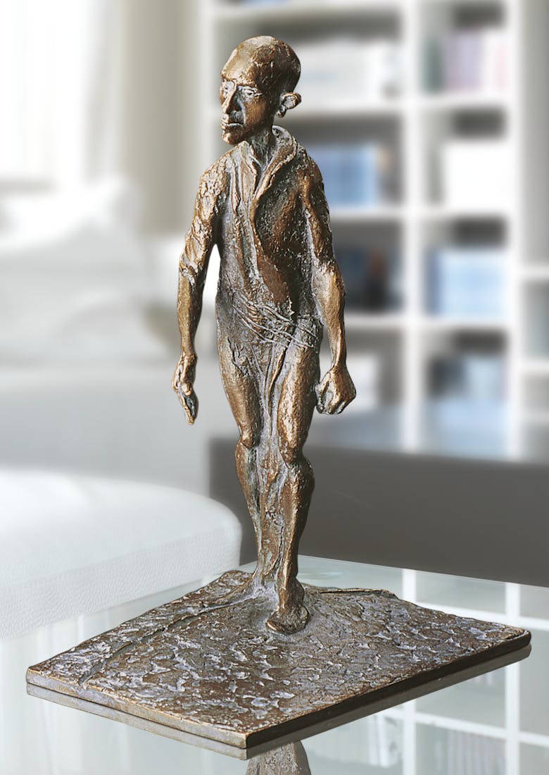 Bronzefigur Mann auf Platte, schreitend von Woytek