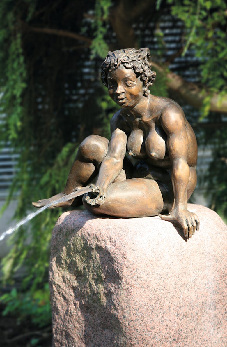Bronzefigur Mädchen mit Frosch von Kurt Grabert