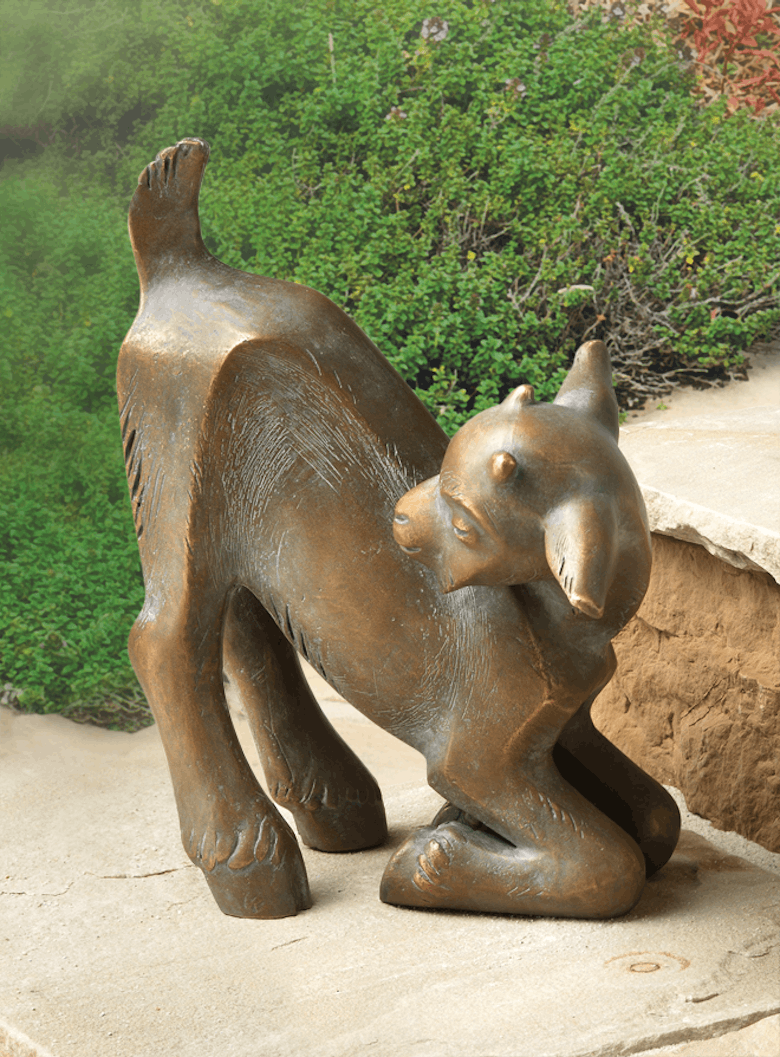 Bronzefigur Kniendes Zicklein von Atelier Strassacker